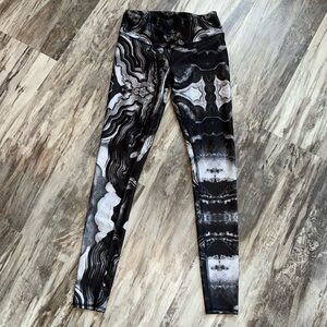 ALO Yoga Black and White Patterned Leggings